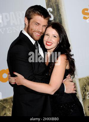 Liam McIntyre e la sua ragazza che arrivano per la prima 'Spartacus Vengeance' tenutasi all'ARCLIGHT di Los Angeles, USA. Foto Stock