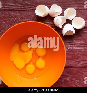 Ingredienti per la cottura - uova rotte, farina. Foto Stock