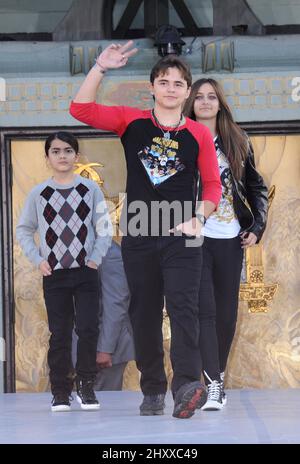 Blanket Jackson, Prince Jackson e Paris Jackson sul palco mentre la tenuta di Michael Jackson celebra il "Re del Pop" con una cerimonia di mano e impronta al Grauman's Chinese Theatre di Los Angeles, USA. Foto Stock