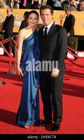 Diane Lane e Josh Brolin arrivano al 18th Annual Screen Actors Guild Awards (Sags) presso il Shrine Auditorium di Los Angeles, USA. Foto Stock