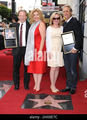 Dewey Bunnell, la moglie Penny, Gerry Beckley, la moglie Kathy del gruppo 'America' che riceve una stella sulla Hollywood Walk of Fame, Los Angeles Foto Stock