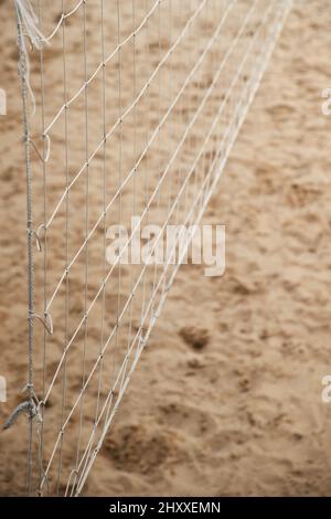 Primo piano della rete di pallavolo sulla spiaggia. Attività all'aperto in estate. Foto Stock
