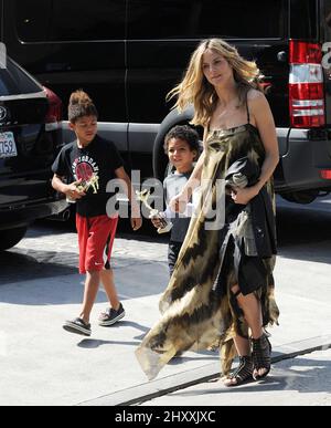 Heidi Klum e i suoi figli Henry Samuel e Johan Samuel sono visti lasciare la classe Karate a Los Angeles, USA. Foto Stock