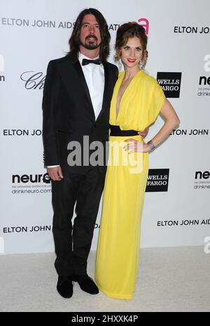 Dave Grohl e Jordyn Blum all'Elton John AIDS Foundation Academy Awards, festa di osservazione a West Hollywood Park, California Foto Stock