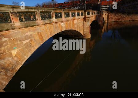 Deutschland, Bayern, Nürnberg, Altstadt, Innenstadt, Alte Stadtmauer mit Brücke im Zentrum von Nürnberg an der Pegnitz Foto Stock