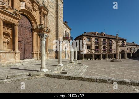 Case medievali e l'ex Collegiata di Santa Ana nella piazza principale di pena Aranda de Duero. Burgos. Spagna. Foto Stock