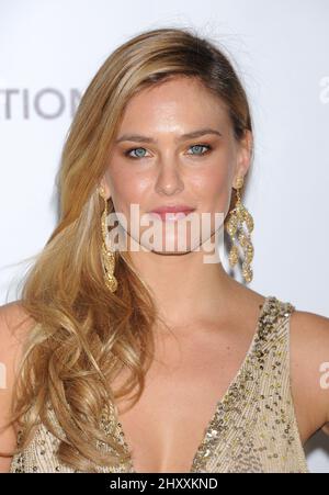 Bar Refaeli arriva alla festa annuale 20th della Elton John AIDS Foundation Academy Awards, che si tiene al West Hollywood Park di Los Angeles, USA. Foto Stock