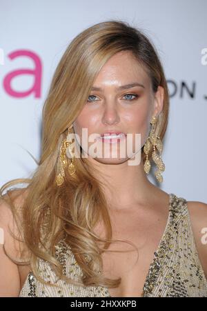 Bar Refaeli arriva alla festa annuale 20th della Elton John AIDS Foundation Academy Awards, che si tiene al West Hollywood Park di Los Angeles, USA. Foto Stock