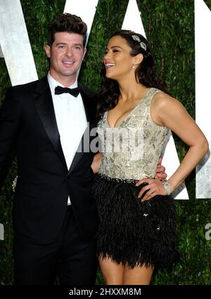 Robin Thicke e la moglie Paula Patton arrivano al Vanity Fair Oscar Party del 2012 che si tiene al Sunset Towers Hotel di Los Angeles, USA. Foto Stock