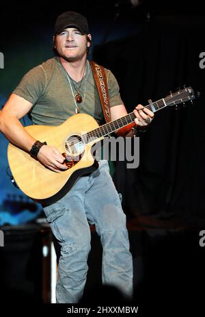 Jerrod Niemann durante il 'on Fire Tour' 2012 al Crown Coliseum North Carolina Foto Stock