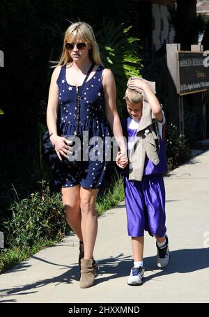 Reese Witherspoon è visto fuori e circa a Los Angeles, California Foto Stock