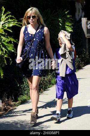 Reese Witherspoon è visto fuori e circa a Los Angeles, California Foto Stock