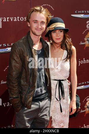 Tom Felton e la sua ragazza che frequentano il John Varvatos 9th Annual Stuart House Benefit presentato da Chrysler a West Hollywood, USA. Foto Stock