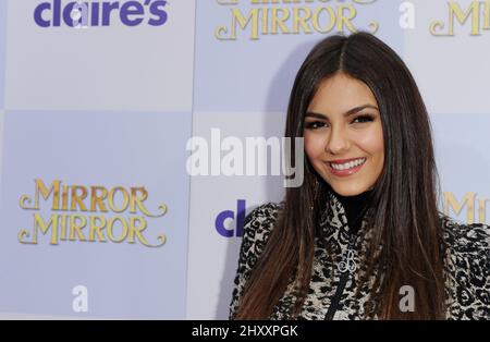 Victoria Justice partecipa alla prima "Mirror Mirror" di Los Angeles, tenutasi al Grauman's Chinese Theatre di Los Angeles, USA. Foto Stock