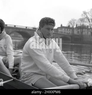 1960, storico, seduto in una barca a remi sull'acqua, membro dell'equipaggio della squadra della barca dell'Università di Cambridge, J. Beveridge del Jesus College, con JB ricamati sul suo top tuta in cotone. Questa è stata la terza apparizione di John Beveridge in gara ed è stato il presidente di Cambridge quest'anno. La famosa corsa di canottaggio universitaria, la Oxford & Cambridge Boat Race, si è svolta per la prima volta nel 1829 ed è un evento annuale sul Tamigi sul campo da campionato tra Putney e Barnes nel sud-ovest di Londra. Foto Stock