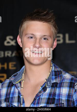 Alexander Ludwig, membro del cast di 'The Hunger Games', firma i libri al Barnes & Noble at the Grove di Los Angeles, CA. Foto Stock