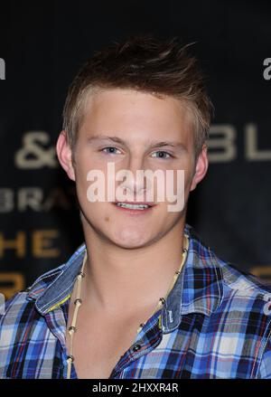 Alexander Ludwig, membro del cast di 'The Hunger Games', firma i libri al Barnes & Noble at the Grove di Los Angeles, CA. Foto Stock