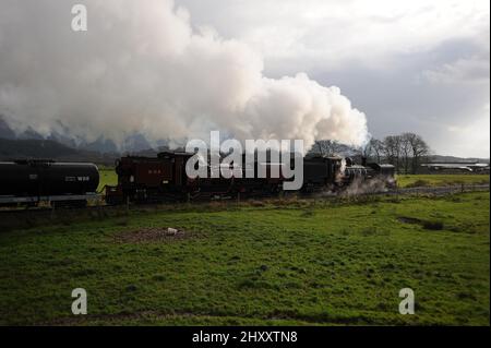 "87" e "138" in doppia direzione nei pressi di Pont Croesor. Foto Stock