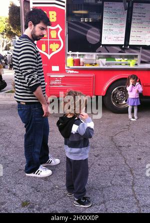 Jordan Bratman, ex-marito di Christina Aguilera e loro figlio Max, ordina il pranzo presso il food Truck di Santa Monica, USA. Foto Stock