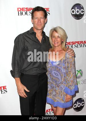 James Denton e la moglie Erin hanno partecipato alla festa finale "Desperate Housewives" tenutasi al W Hollywood Hotel di Los Angeles, USA. Foto Stock