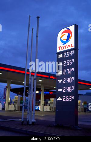 Denkendorf, Germania - 14 marzo 2022: Prezzi con prezzi elevati di benzina, diesel e carburante. I prezzi più costosi del gas e del petrolio al totale del filin tedesco Foto Stock