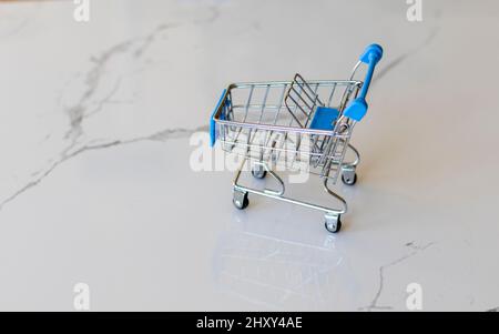 Carrello vuoto in miniatura con spazio per la copia Foto Stock