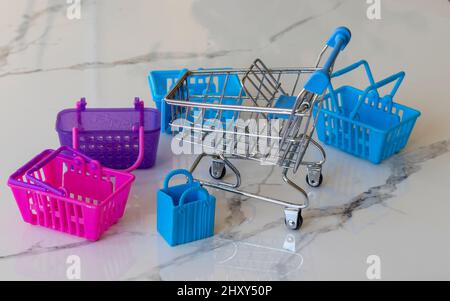 Piccole piccole borse vuote e mini cart Foto Stock