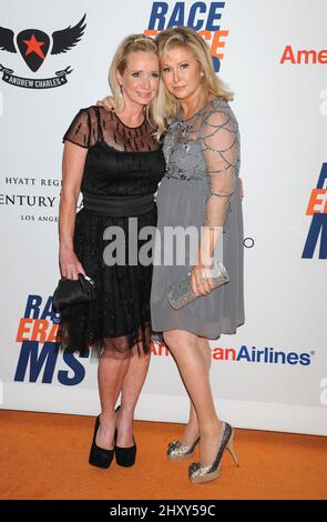 Kim Richards e Kathy Hilton al fundraiser annuale Race to Erase MS 19th tenuto presso l'Hyatt Regency Century Plaza Foto Stock