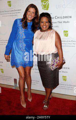 Kate Walsh e Chandra Wilson durante i Brass Ring Awards tenuti al Beverly Hilton Hotel, California Foto Stock