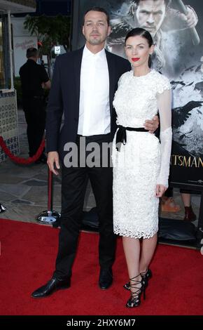 Rupert Sanders e Liberty Ross presero parte alla proiezione di Los Angeles "Snow White and the Huntsman" al Westwood Village Theatre. Foto Stock