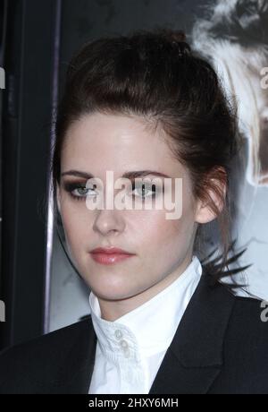 Kristen Stewart partecipa alla proiezione di Los Angeles "Snow White and the Huntsman" al Westwood Village Theatre. Foto Stock