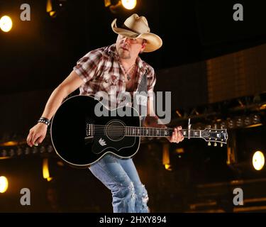 Jason Aldean si esibisce sul palco durante i concerti serali del CMA Music Festival del 2012 al LP Field. Foto Stock