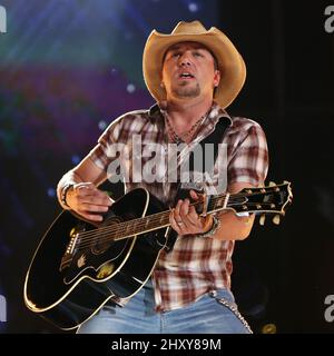 Jason Aldean si esibisce sul palco durante i concerti serali del CMA Music Festival del 2012 al LP Field. Foto Stock