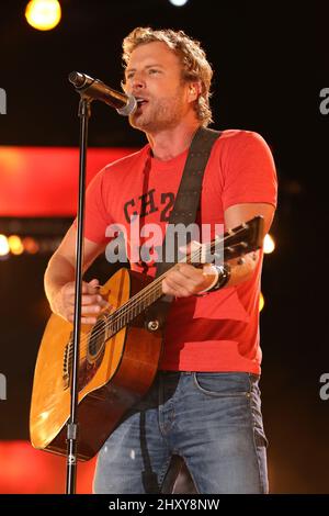 Dierks Bentley sul palco durante i concerti serali del CMA Music Festival del 2012 al LP Field. Foto Stock