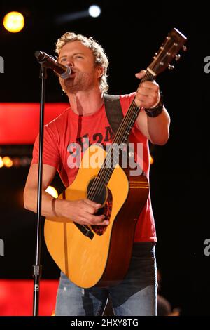 Dierks Bentley sul palco durante i concerti serali del CMA Music Festival del 2012 al LP Field. Foto Stock