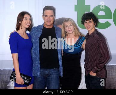 Patrick Warburton, la moglie Cathy, la figlia Alexandra e il figlio Shane hanno partecipato alla prima di 'Ted' tenutasi al Grauman's Chinese Theatre di Los Angeles, USA. Foto Stock