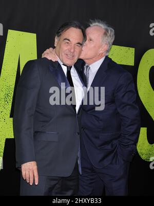 Oliver Stones e James Wood presidents 'Savages' prima mondiale che si tiene al Mann Village Theatre di Westwood, CA. Foto Stock