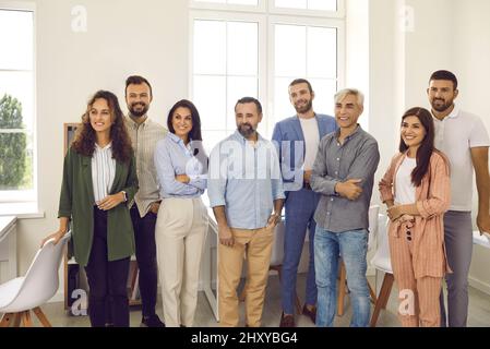 Ritratto di una varietà di successo di impiegati femminili e maschili che fanno un grande lavoro. Foto Stock