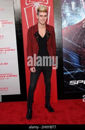 Colton Dixon partecipa alla prima mondiale di "The Amazing Spider-Man" al Regency Village Theatre giovedì 28 giugno 2012 a Los Angeles Foto Stock