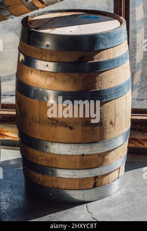 Colpo verticale di un barile bourbon di whiskey di quercia americana da 15 galloni Foto Stock