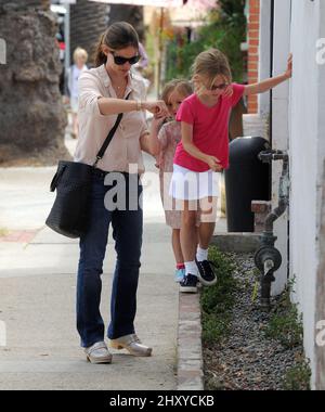 Jennifer Garner e le figlie Seraphina e Violet sono viste fuori e circa a Los Angeles, Stati Uniti. Foto Stock