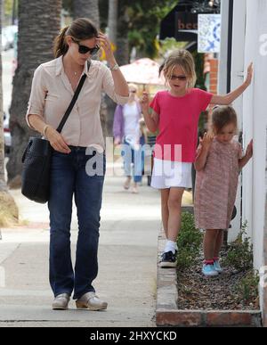 Jennifer Garner e le figlie Seraphina e Violet sono viste fuori e circa a Los Angeles, Stati Uniti. Foto Stock