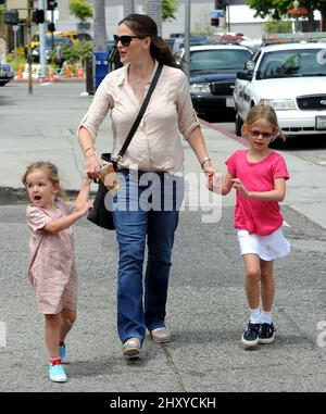 Jennifer Garner e le figlie Seraphina e Violet sono viste fuori e circa a Los Angeles, Stati Uniti. Foto Stock