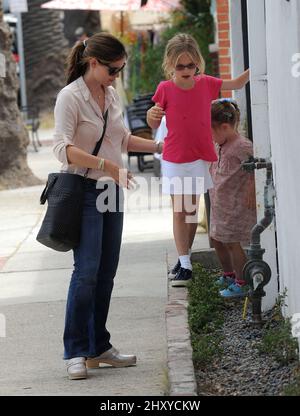 Jennifer Garner e le figlie Seraphina e Violet sono viste fuori e circa a Los Angeles, Stati Uniti. Foto Stock