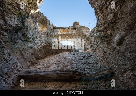 Basso angolo di un edificio in rovina a canale monterano, Bracciano, Lazio, Italia Foto Stock