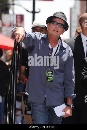 L'attore Charlie Sheen partecipa a una cerimonia in cui il musicista Slash è stato onorato con una stella sulla Hollywood Walk of Fame di fronte all'Hard Rock Cafe. Foto Stock
