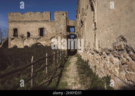 Edificio in rovina a canale monterano, Bracciano, Lazio, Italia Foto Stock