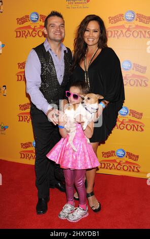 TIA Carrere e la figlia Bianca Wakelin sono presenti alla prima di 'Dragons' presentata da Ringling Bros. E Barnum & Bailey tenuto presso lo Staples Center di Los Angeles. Luglio 12, 2012 Foto Stock