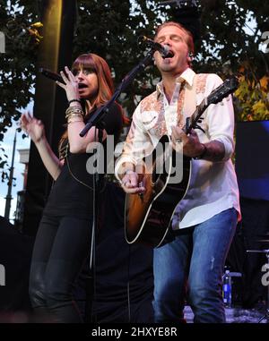 Tom Gossin e Rachel Reinert, Gloriana, suonano alla Summer Concert Series at the Grove, Los Angeles, 18th luglio 2012. Foto Stock