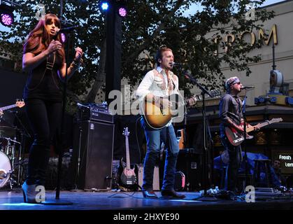 Rachel Reinert, Tom Gossin e Mike Gossin, Gloriana, si esibisce alla Summer Concert Series at the Grove, Los Angeles, 18th luglio 2012. Foto Stock